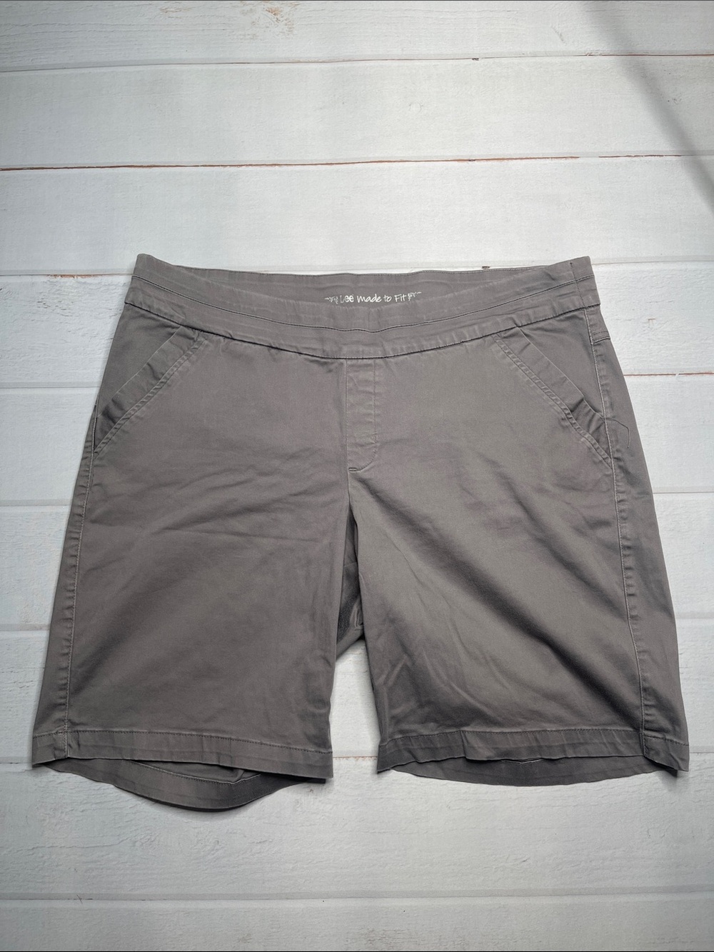 Lee 20W Shorts Gray Comfort Waistband Pull On 9 Inch Inseam Modest Longer Length